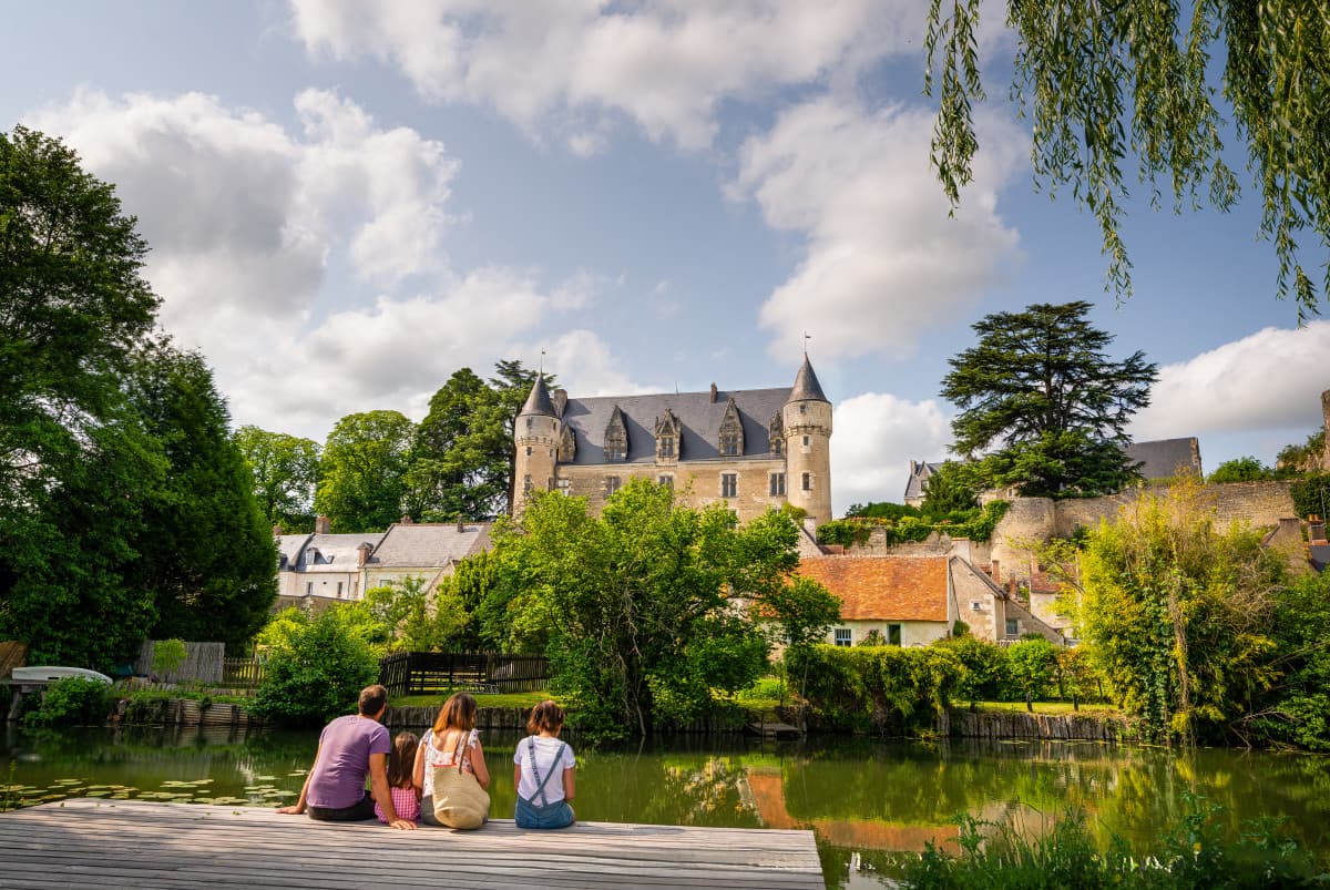 Famille assis bord loire montresor