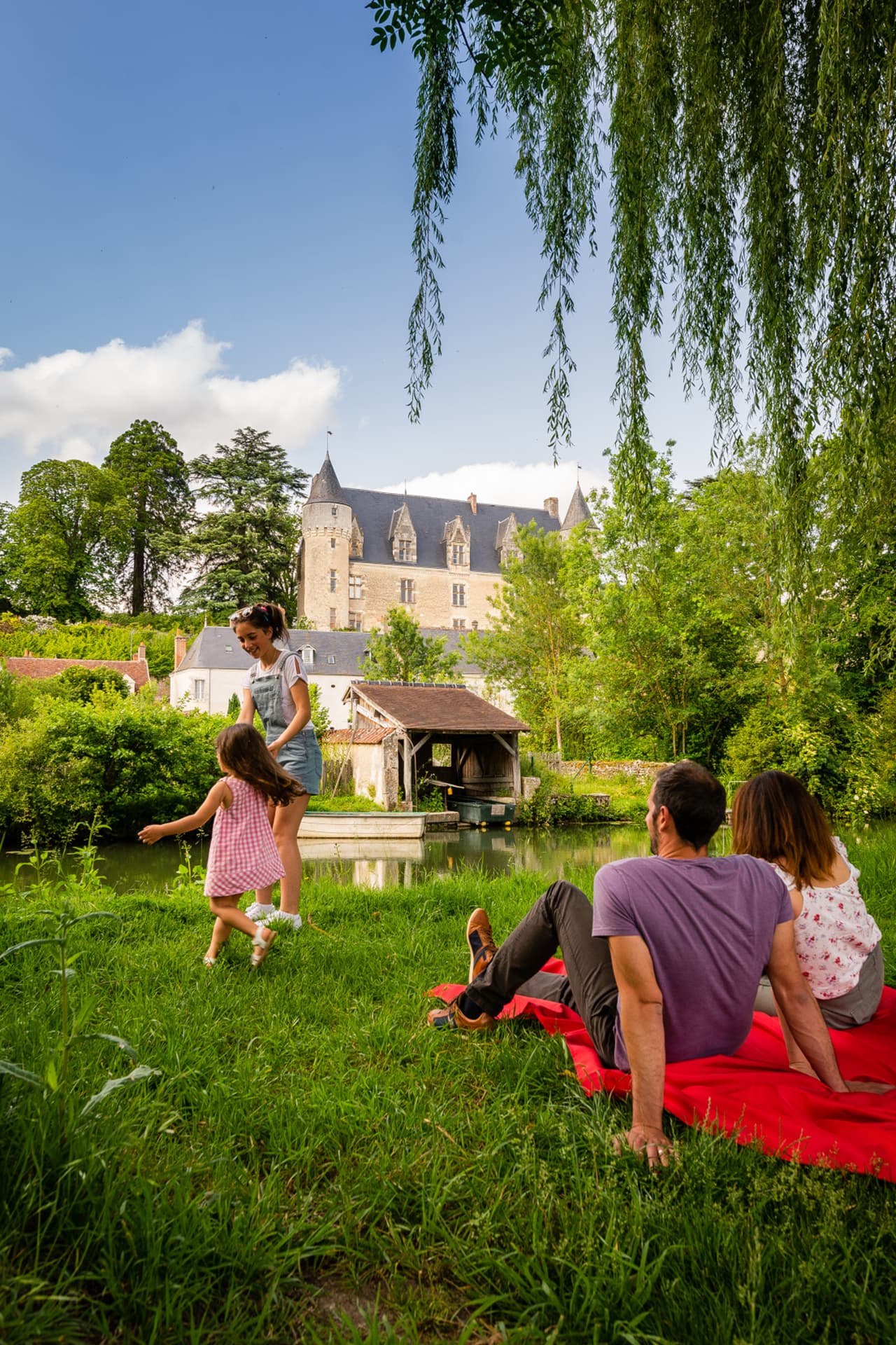 Famille assis herbe vue chateau montresor